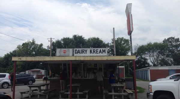 It’s Impossible Not To Love This Classic Mississippi Dairy Bar With Old Fashioned Prices
