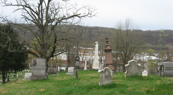 These 9 Haunted Cemeteries In West Virginia Are Not For the Faint of Heart