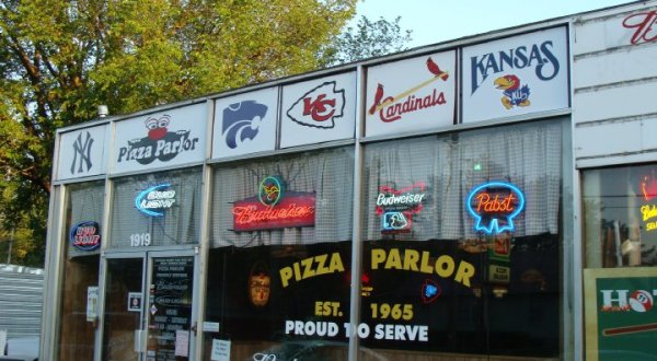 11 Iconic Pizza Places In Kansas That Are Worthy Of A Food Coma