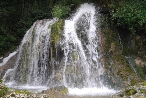 Your Kids Will Love This Easy 2-Mile Waterfall Hike Right Here In Iowa
