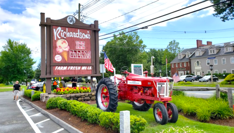 You'll Have Loads Of Fun At This Dairy Farm In Massachusetts With Incredible Ice Cream