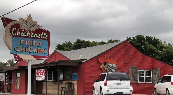 Don’t Let The Outside Fool You, This Chicken Restaurant In Kansas Is A True Hidden Gem