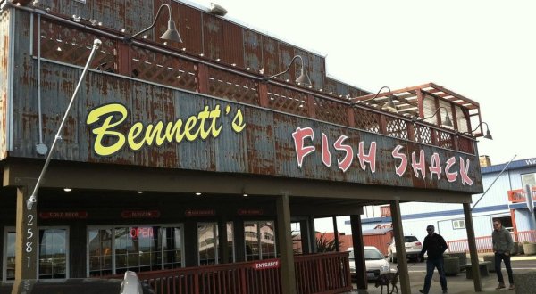 Don’t Let The Outside Fool You, This Seafood Restaurant In Washington Is A True Hidden Gem