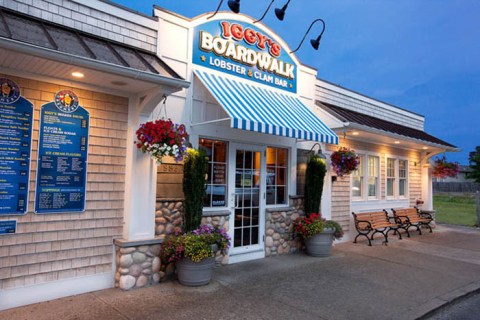 Everyone Must Visit This Iconic Boardwalk Cafe In Rhode Island Before Summer Is Over