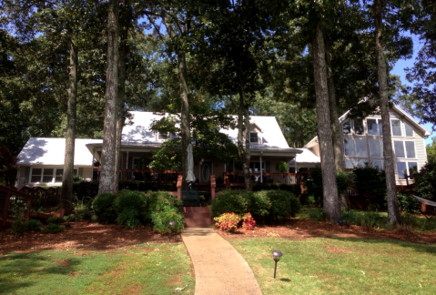 Visit This Lakeside Bed And Breakfast In Alabama For A Peaceful Getaway