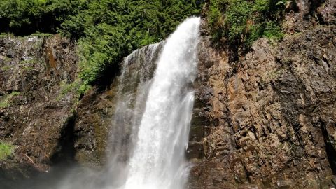 Your Kids Will Love This Easy 2-Mile Waterfall Hike Right Here In Washington