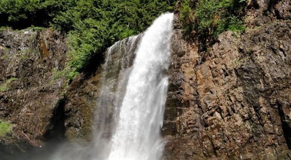 Your Kids Will Love This Easy 2-Mile Waterfall Hike Right Here In Washington