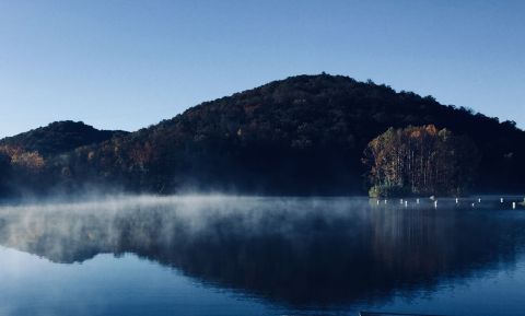 This Beautiful Mountain Lake Makes The Perfect Arkansas Day Trip