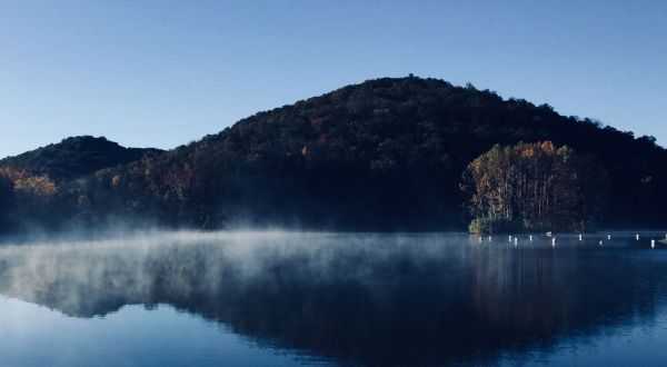 This Beautiful Mountain Lake Makes The Perfect Arkansas Day Trip
