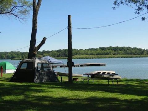 10 Lakeside Camp Resorts In Illinois You're Missing Out On
