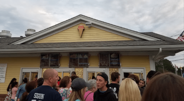 The Ice Cream Parlor In Rhode Island That’s So Worth Waiting In Line For
