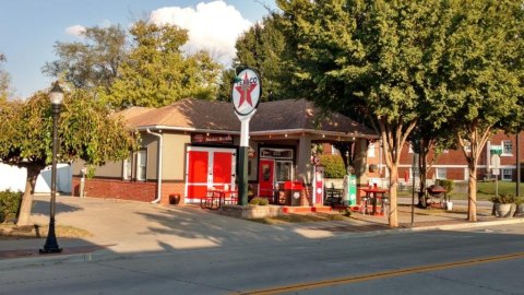 The Best BBQ In Missouri Actually Comes From An Old Gas Station
