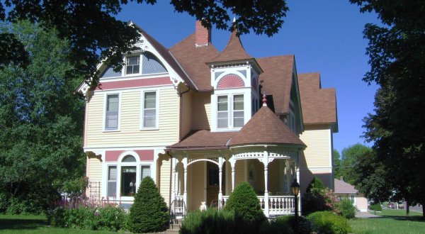 A Stay In This Small-Town Victorian Bed And Breakfast In Minnesota Will Take You Back In Time