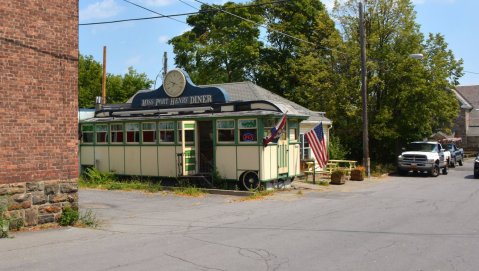 Don’t Let The Outside Fool You, This Diner In New York Is A True Hidden Gem