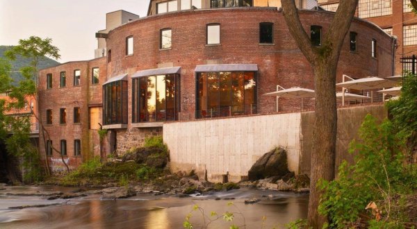 The Incredible Cliffside Restaurant In New York That Will Make Your Stomach Drop