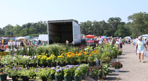 You Could Spend Hours At This Giant Outdoor Marketplace In Maryland