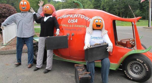 This Quirky Connecticut Town Transforms Into A Pumpkin Wonderland Every Fall