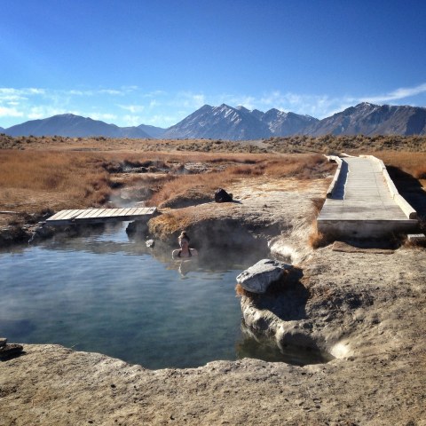 There's A Hot Spring In Northern California Surrounded By Awe-Inspiring Mountains
