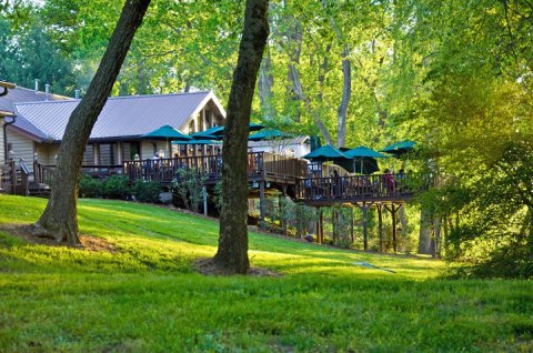The North Carolina Restaurant That's A Perfect Little Oasis On The Water