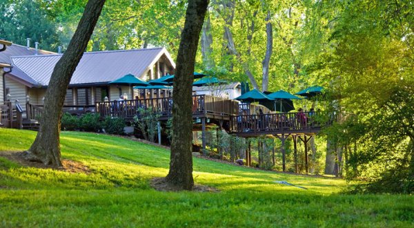 The North Carolina Restaurant That’s A Perfect Little Oasis On The Water