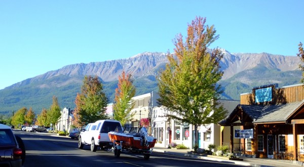 The Little Oregon Town That’s Nestled At The Bottom Of The Most Incredible Mountains