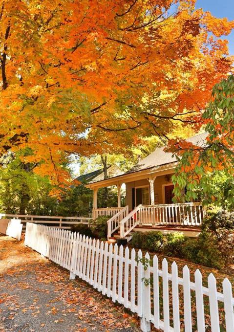 This Fall Foliage Tour Through A Victorian Village In Northern California Is Absolutely Magical
