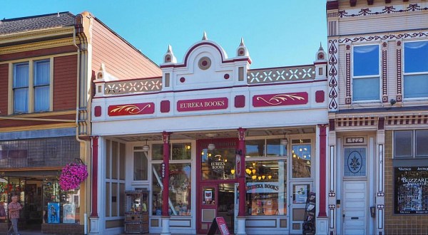 This 2-Story Bookstore In Northern California Is Like Something From A Dream