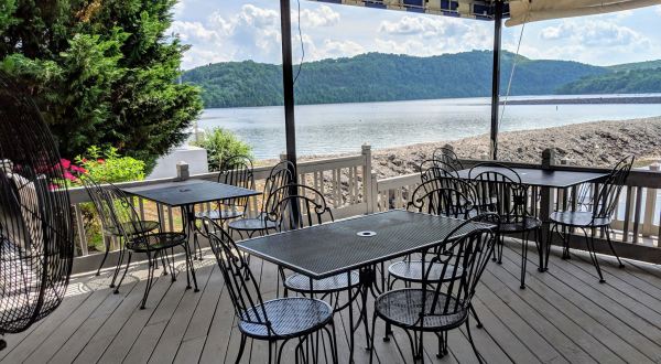 This Waterfront Restaurant Outside Of Nashville Is The Perfect Place To Eat This Fall