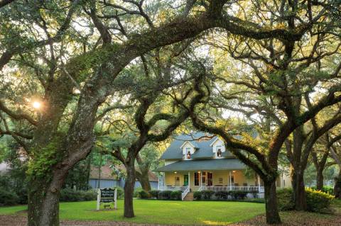 This Gorgeous Inn Surrounded By Live Oaks Is So Perfectly Alabama