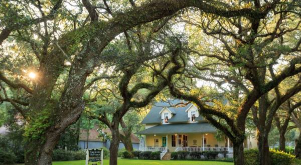 This Gorgeous Inn Surrounded By Live Oaks Is So Perfectly Alabama