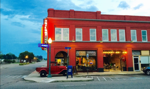 This Auto-Themed Burger Joint In Arkansas Is Tons Of Fun