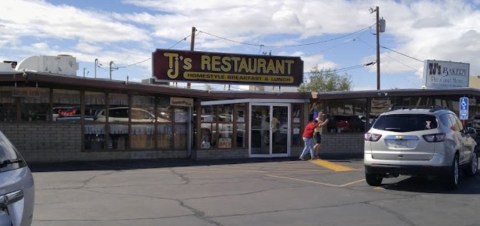 People Drive From All Over For The Biscuits And Gravy At This Charming Arizona Diner