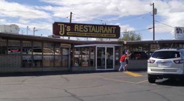 People Drive From All Over For The Biscuits And Gravy At This Charming Arizona Diner