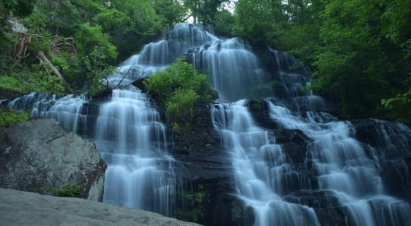 The Ultimate Bucket List For Anyone In South Carolina Who Loves Waterfall Hikes