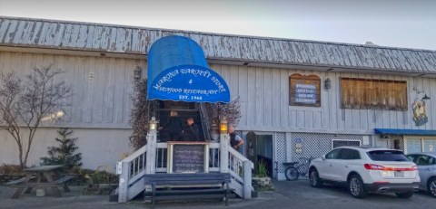 The Food At This South Carolina Seafood Restaurant Is So Good, Locals Keep It To Themselves