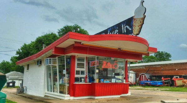 These 10 Kansas Drive-In Restaurants Are Fun For An Old Fashioned Night Out