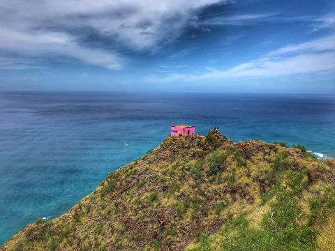 The Magnificent Hike In Hawaii That Will Lead You To A Piece Of WWII History