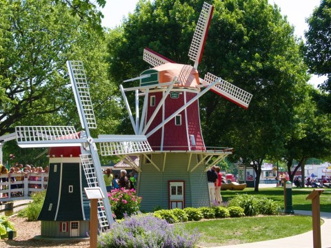There's A Quirky Windmill Park Hiding Right Here In Iowa And You'll Want To Plan Your Visit