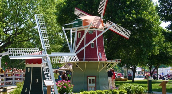 There’s A Quirky Windmill Park Hiding Right Here In Iowa And You’ll Want To Plan Your Visit