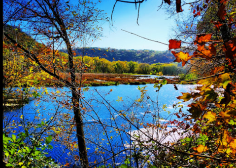The Awesome Hike That Will Take You To The Most Spectacular Fall Foliage In Iowa