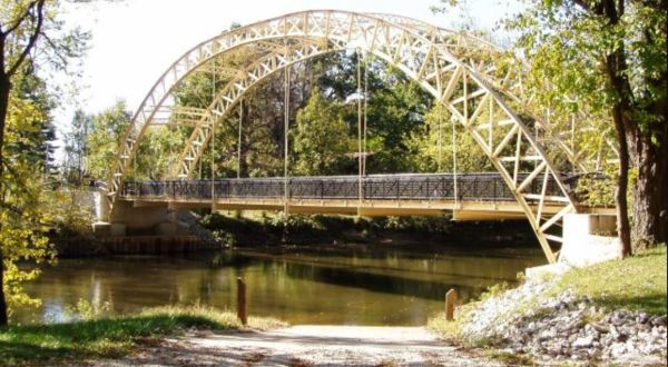 The Untold Story Of This Historic Old Bridge In Indiana Is A Little-Known Legend