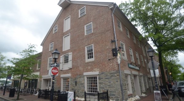 There’s A Starbucks Hiding Inside A Converted 1700s Inn And It’s Surprisingly Beautiful