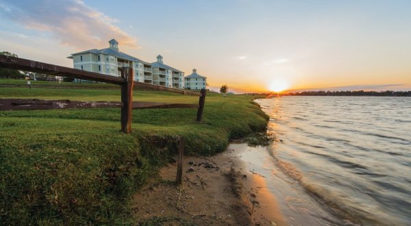 Everyone In Texas Should Stay At This Fantastic Lakeside Retreat At Least Once