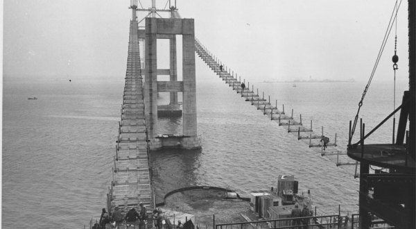 8 Rare Photos Taken During The Newport Bridge Construction That Will Simply Astound You