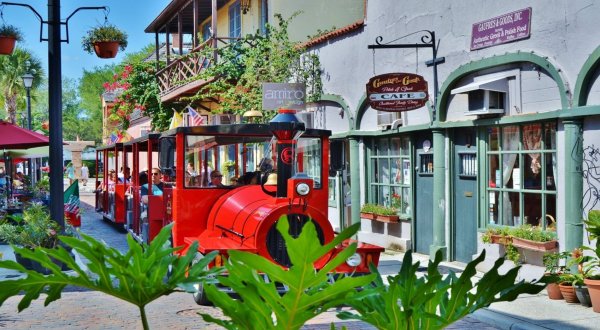 Take This Charming Train Tour Through One Of The Prettiest Cities In The U.S.
