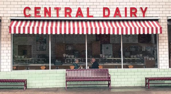 This Sugary-Sweet Ice Cream Shop In Missouri Serves Enormous Portions You’ll Love