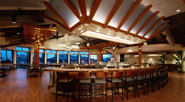 The Harborside Restaurant In Hawaii That’s Dripping With Charm
