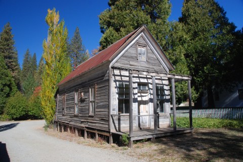 The Northern California Ghost Town That's Perfect For An Autumn Day Trip
