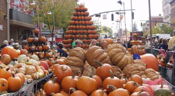 The Quirky Ohio Town That Transforms Into A Pumpkin Wonderland Every Fall