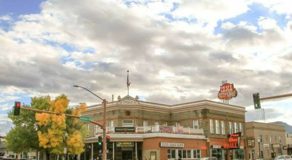 This Humble Wyoming Hotel Was Once The Most Famous In The World